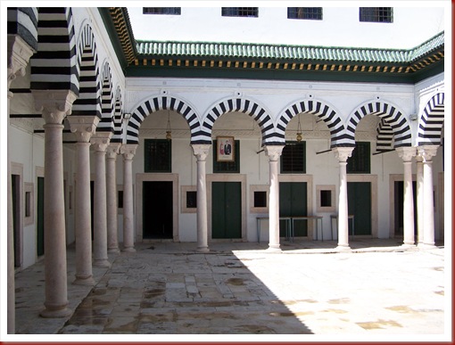 154 -  Túnez, la medina. El patio de la Madrasa Slimaniya es similar al de la del Palmero, pero con los fustes de las columnas de mármol blanco en lugar de negro.