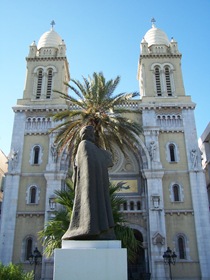 [025 - Túnez, ante el templo católico se yergue la estatua del sabio andalusí Ibn Khaldoun.[8].jpg]