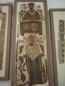 [306 - Túnez, Museo Nacional del Bardo. Tumba doble representando a un escriba y a una dama llamada Victoria, s. IV d. C. Tabarka.[1].jpg]