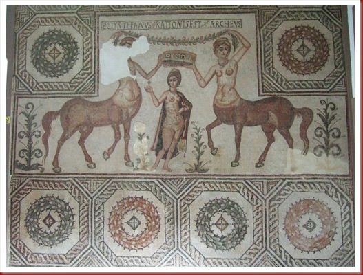 344 -  Túnez, Museo Nacional del Bardo. Mosaico que representa a Venus coronada por dos centauros. Ellés, s. II d. C.