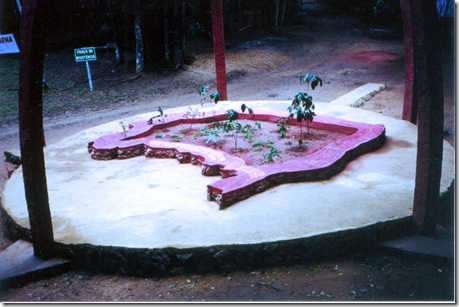 Monumento à Reistência dos Povos Indígenas no Monte Pascoal (BA), inaugurado em 19 de agosto de 2001