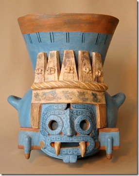 Vaso de cerâmica que apresenta traços de Tlaloc, deus asteca da chuva e da agricultura.