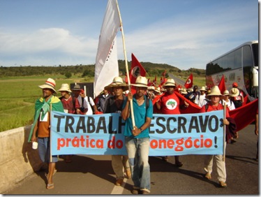 Trabalhadores rurais em protesto contra o trabalho escravo