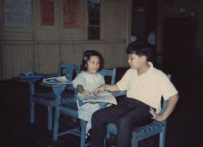 I wonder what Hubby is teaching his niece Dianne. (Taken at the Ateneo de Davao University Grade School, circa 1988)