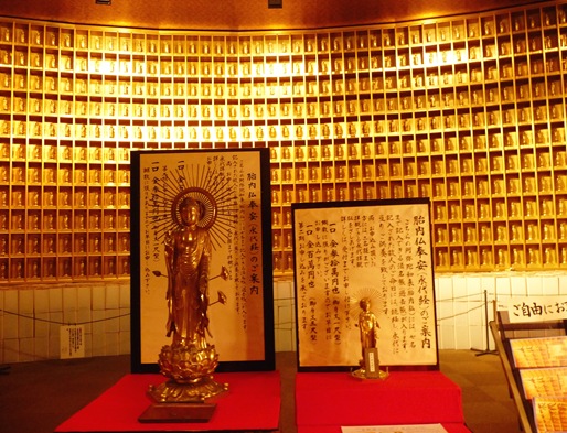 12. ushiku daibutsu interior parede de budas