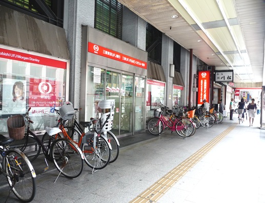 calçada asakusa- estacionamento de bicicleta em frente ao banco