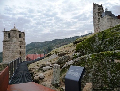 Castelo Novo - Muralha e entrada este do castelo1