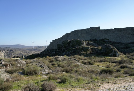 sortelha - exteriorr da muralha do castelo