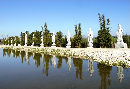 Buddha Eden - estatuas a beira do lago