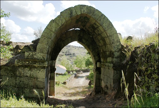 Glória Ishizaka - Vila do Touro - ruína da entrada-saída do castelo
