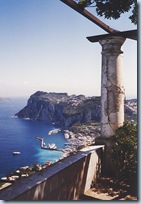 Overlooking_Capri_harbour_from_the_rotunda_in_Villa_San_Michele