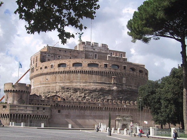 [800px-Roma_Hadrian_mausoleum[3].jpg]