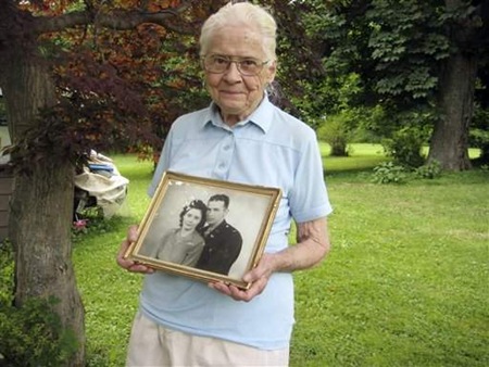 Jean Stevens holding a photo of her and her husband, Jimmy.