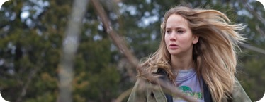 Jennifer Lawrence corriendo por el bosque cual Caperucita sin Capa