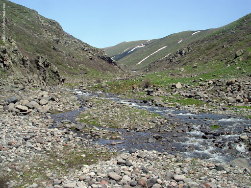 Гора Арагац и крепость Амберд (Армения)