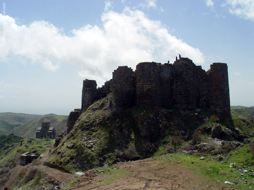 Гора Арагац и крепость Амберд (Армения)