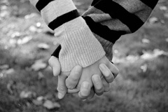 Holding_hands_by_homarte