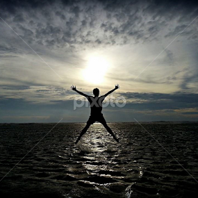 Flying in the middle of the sea by Hangga Pribadi - Instagram & Mobile Android