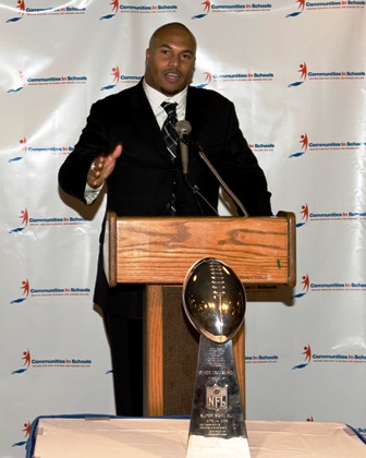 New York Giants Linebacker Antonio Pierce speaks to guests about his 