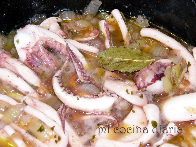Pota con guisantes y almejas (Кальмары с зеленым горошком и ракушками)
