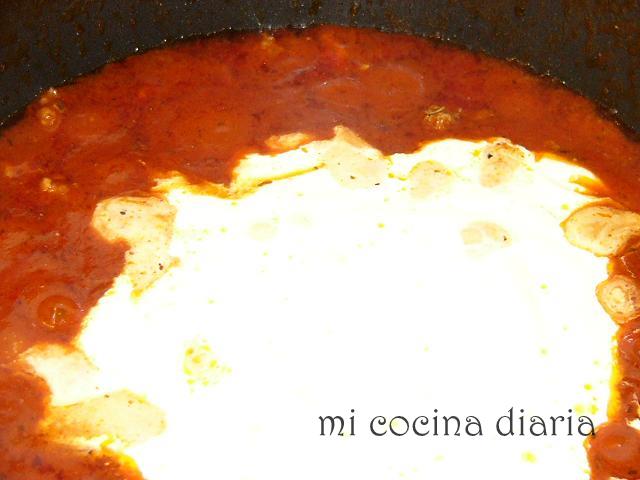 Pasta con salsa de tomates, nata y carne picada (Паста с мясным сливочно-томатным соусом)