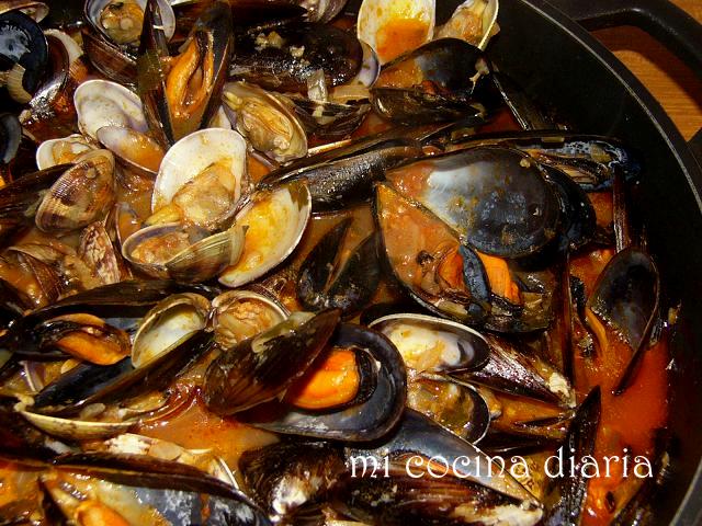 Mejillones y almejas a la marinera (Мидии и ракушки по-морскому)