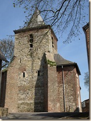 Liek (Oleye): Saint-Denis kerk. Kruis en windwijzer ontbreken aan de torenspits. http://nl.wikipedia.org/wiki/Liek