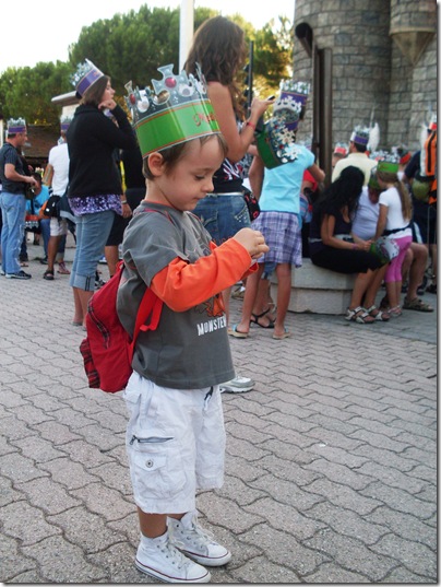 Aj con la corona in testa di medieval Times