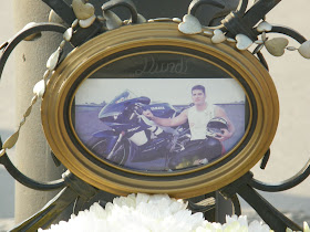 Budapest,  Hősök tere,  Dundi, Hősök tere,  Dózsa György út,  VI. kerület,  6. kerület,  motoros baleset, motorkerékpár,  halálos,  Yamaha, halotti emlékmű, mementó, útmenti kereszt, koszorú, emlékjel, modern halotti kultusz, emlékhely, útmenti fejfa, kegyhely