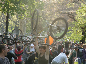 2010, bringás demonstráció, bringás sunák, Budapest blog, CM, Critical Mass, fotók, Föld Napja, Kritikus Tömeg, képek, pictures, tüntetés