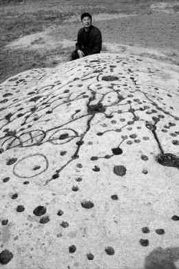 There are more than 500 small craters of different sizes on the surface of the stone and several relatively larger craters that are 13 to 20 centimeters in diameter and three to seven centimeters in depth. These craters are connected by various lines, forming a very large ancient diagram