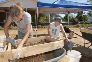 In 2005, field technicians Hope Smith and Amy Bulkholder were part of a team that excavated a site at the Virginia Institute of Marine Science. (Buddy Norris, Daily Press / September 27, 2005)