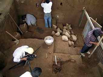 The excavations at the center of Structure 6
