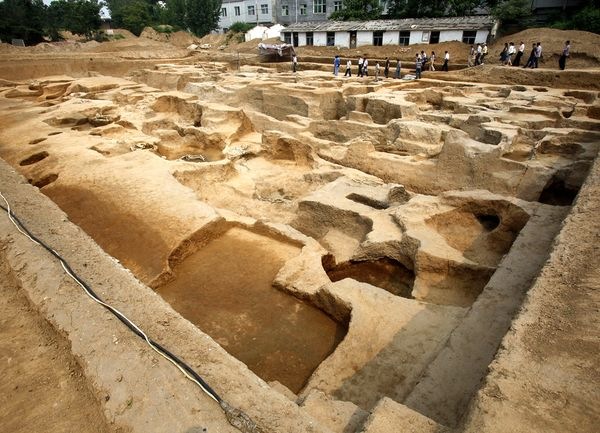 [china-western-zhou-era-tomb_21479_600x450[5].jpg]
