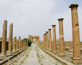 Timgad_colonnaded street leading to the Arch of Trajan 