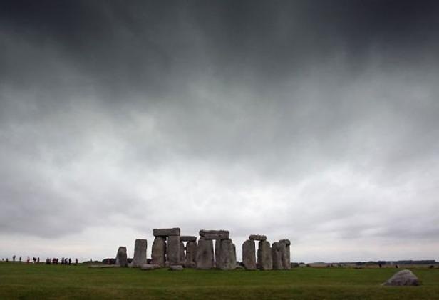 [stonehenge_418161s[5].jpg]