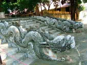 Stone dragons at Thang Long Citadel 