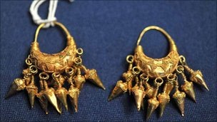 [_48879827_earrings[5].jpg]