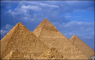 [giza-pyramids-324x205[5].jpg]