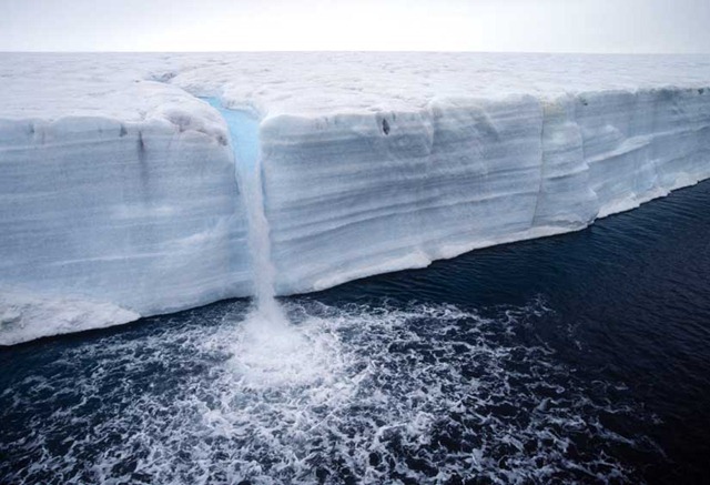 [melting-iceberg[5].jpg]