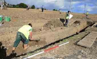 Archaeologists and volunteers work on the dig at the Viking fortress of Linnduchaill near the village of Annagassan in Co Louth. 