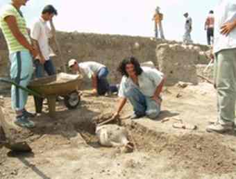 Archaeologists have discovered two tumuluses during the excavations in the ancient city of Daskyleion in the northwestern province of Balikesir. 
