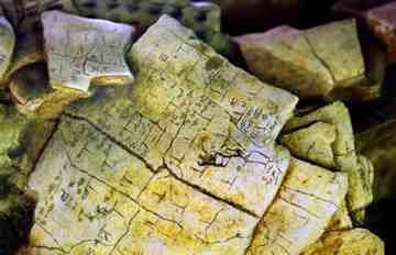 Oracle bone inscriptions unearthed from the Yin Ruins are seen in Anyang, Central China's Henan province. 