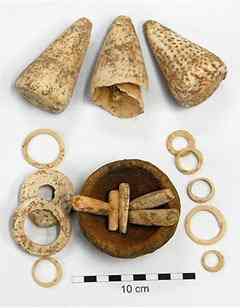 Fine shell jewelry and high quality pottery unearthed in Fiji after 3,000 years.