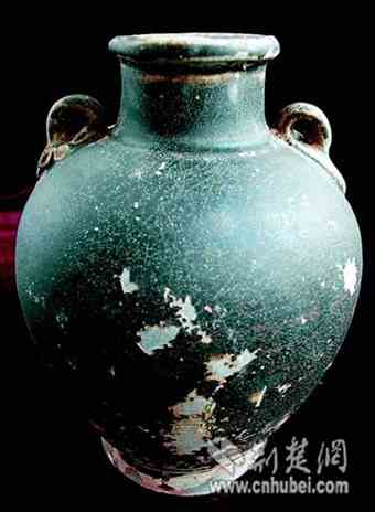 Ceramic vase found in the  tomb from the Northern Song Dynasty in Jiangxia.