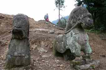 A stone horse near the Tusi's tomb