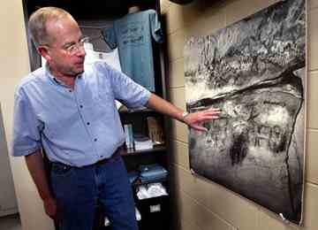 Retired UW-La Crosse archeologist Jim Theler explains the significance of 1000-year-old cave paintings drawn by the Effigy Mound people that were discovered in the Kickapoo Valley. PETER THOMSON photo 