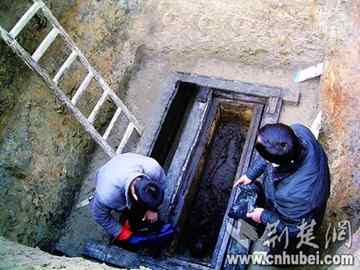A 2,000-year-old intact skeleton of an elderly woman was unearthed from a tomb from the early Western Han dynasty. (photo: cnhubei.com)