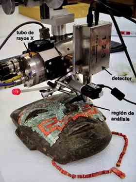 According to the specialist in charge of the INAH Funerary Masks Project, the team in charge of analyzing the archaeological object was amazed by the piece, its manufacture technique and the material that decorates it. Photo: Jose Luis Ruvalcaba/INAH.