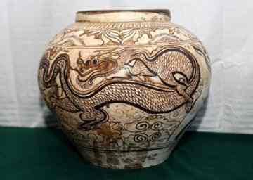 A porcelain vase of ancient China's Yuan Dynasty (1206-1368) is displayed after it was excavated from a sunken ship, in Heze of east China's Shandong Province.